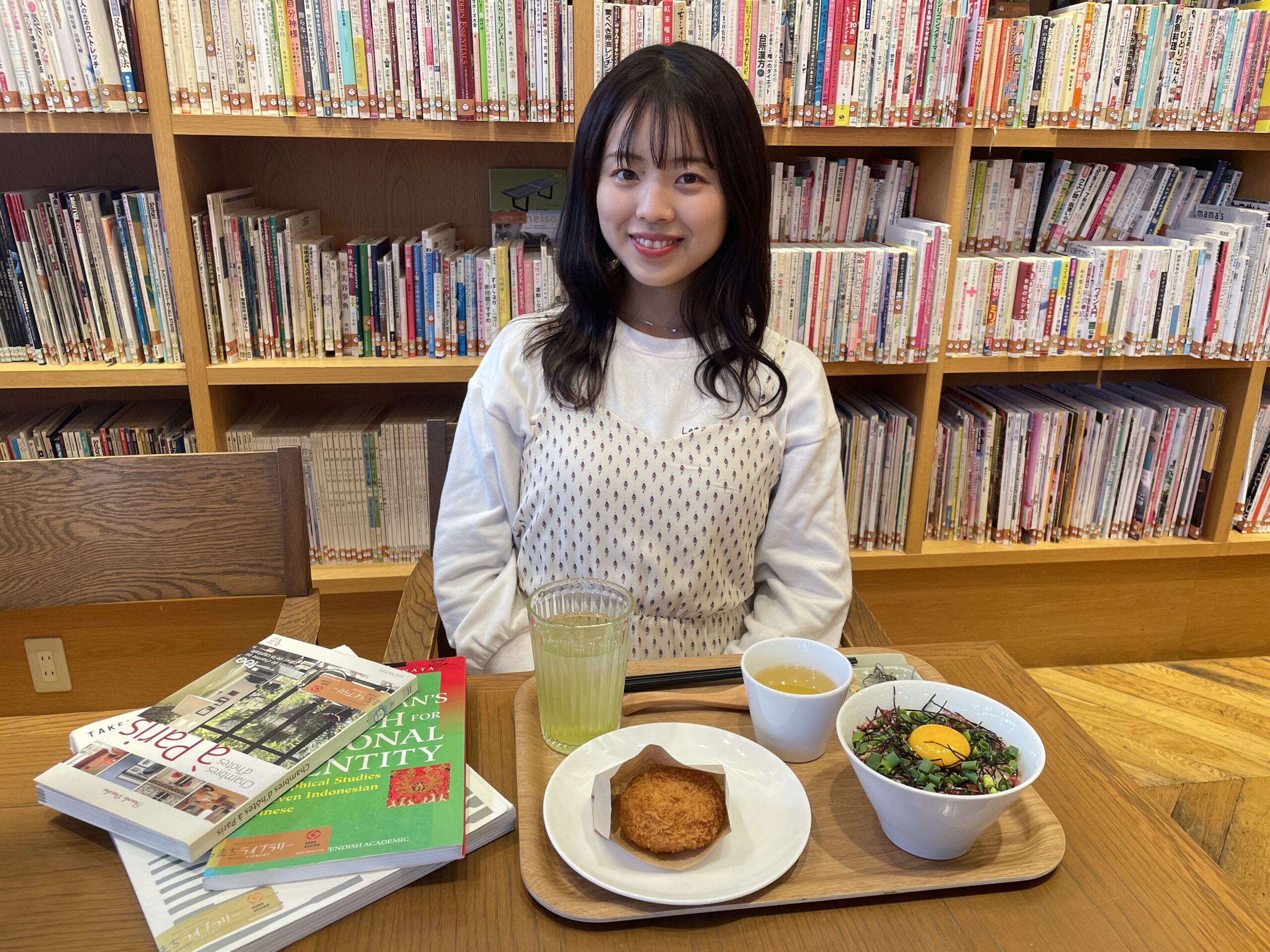 もりのみやキューズモールBASEの「まちライブラリー」内に北海道の厳選