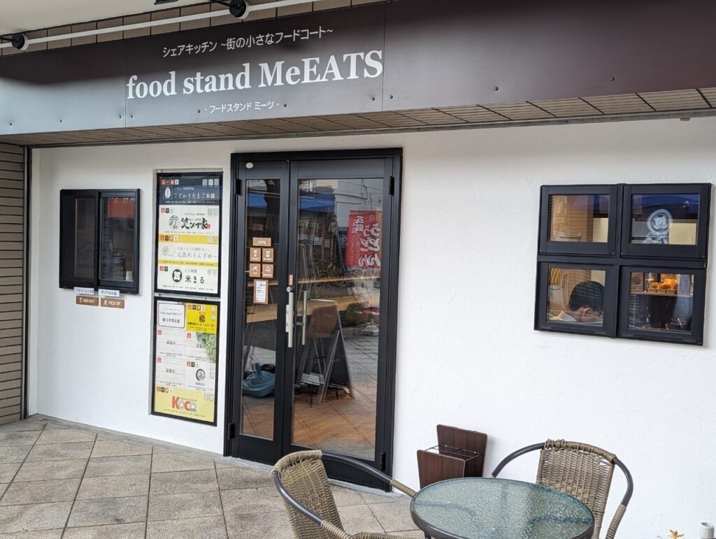 「food stand MeEATS」の店舗前